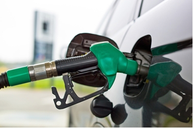 Pesquisa de preço de combustível encontra redução na gasolina e aumento no diesel