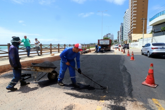 Obra na Sílvio Pedroza é finalizada com aplicação de asfalto 