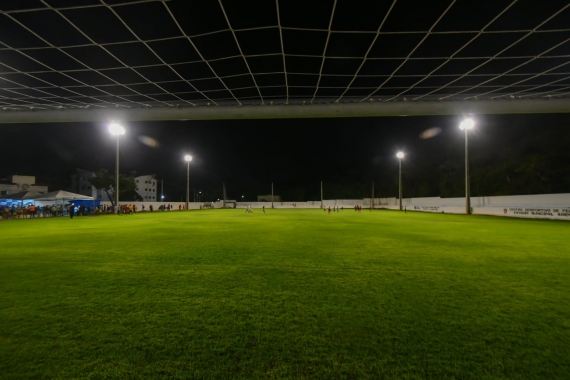 Campo de futebol de Felipe Camarão ganha novo gramado e iluminação LED