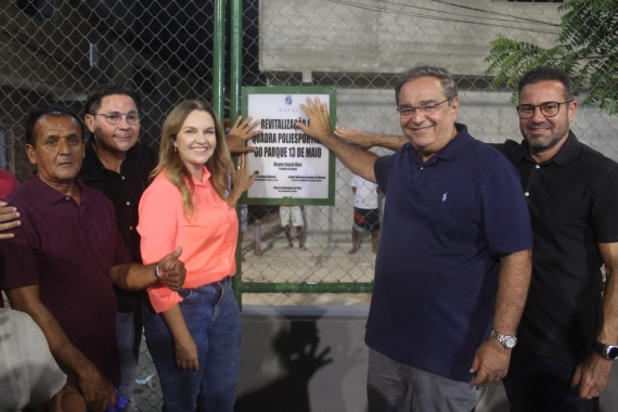 Moradores da Zona Oeste recebem quadra de esportes revitalizada