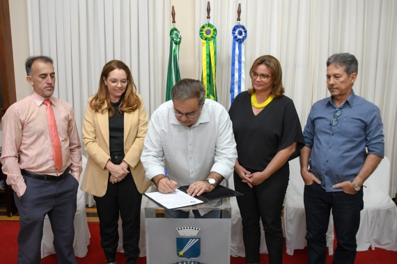 Prefeito Álvaro Dias assina Ordem de Serviço para construção de vestiários no Campo do Jiqui
