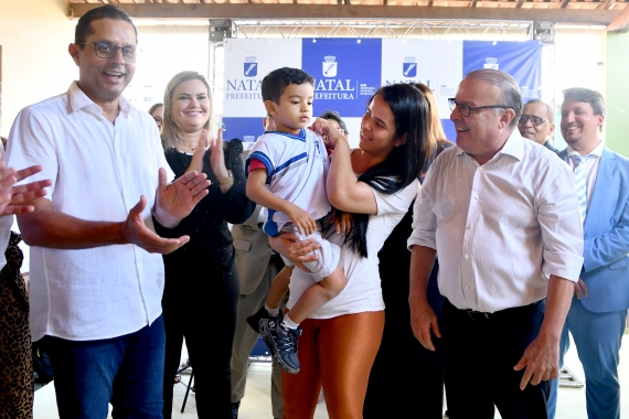 Mais de 50 mil Alunos da rede municipal recebem novo fardamento escolar 