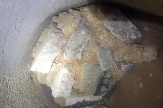 Pedras concretadas manualmente obstruem tubulação no bairro de Nazaré