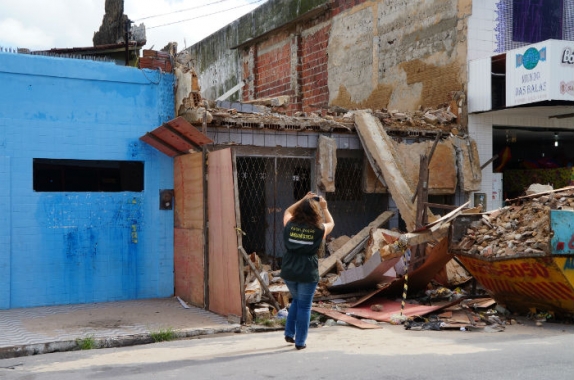 Semurb embarga obra e autua proprietário do prédio que desabou no bairro das Quintas