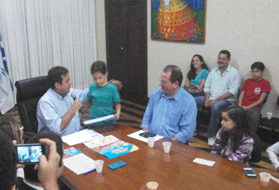 Carlos Eduardo recebe alunos vencedores de concurso de redação sobre Meio Ambiente