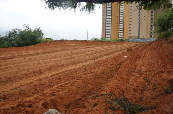 Fiscais da Semurb lavram auto de infração ambiental contra empresa que fazia corte de duna