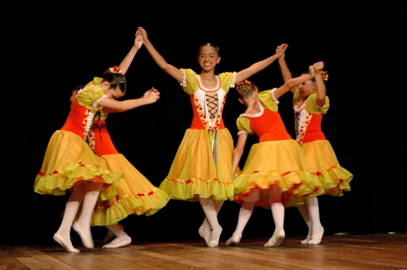 Corpo de Baile da Escola Municipal de Ballet apresenta o Espetáculo “Entre Gestos” no TAM