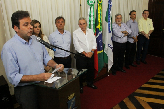 Prefeito recebe escritores e assina decreto que cria grupo para elaborar o Plano Municipal do Livro