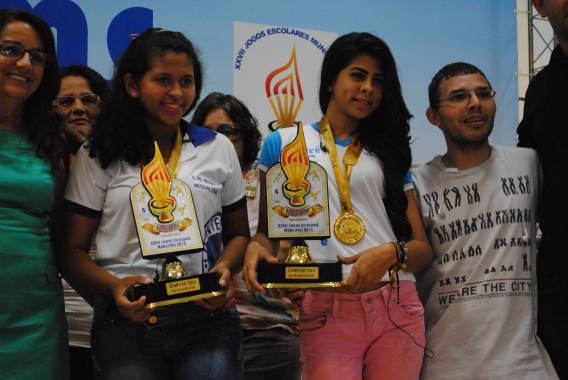 Alunos e professores recebem premiação dos 27º Jogos Escolares