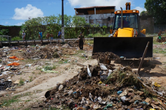 Semurb realiza limpeza em terreno ocupado irregularmente nas Quintas