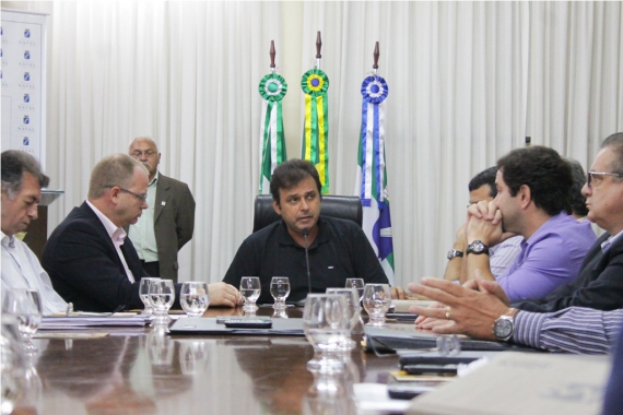 Prefeito assina contrato para elaboração do Plano Municipal de Saneamento Básico