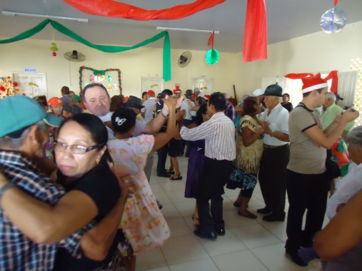 Idosos do Marly Sarney confraternizam ao som de muito forró