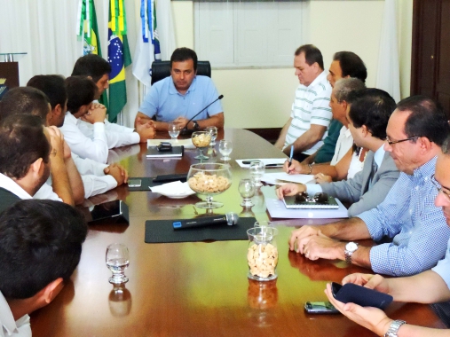 Prefeito e executivos da Ambev se reúnem para discutir Carnaval 2014