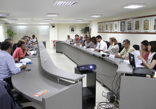 Empresários franceses, Prefeitura e órgãos ambientais discutem projeto da Marina na Via Costeira