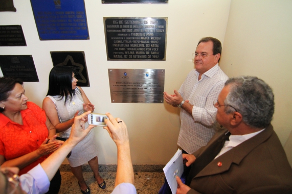 Placa fixada na Prefeitura simboliza a devolução do mandato do prefeito Djalma Maranhão.