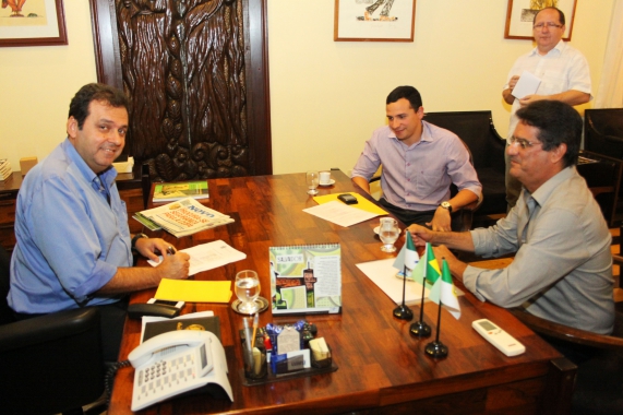 Prefeito Carlos Eduardo assina contrato de locação do estádio Frasqueirão