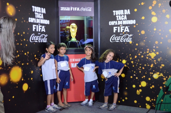 Alunos das escolas municipais participam do Tour da Taça da Copa do Mundo