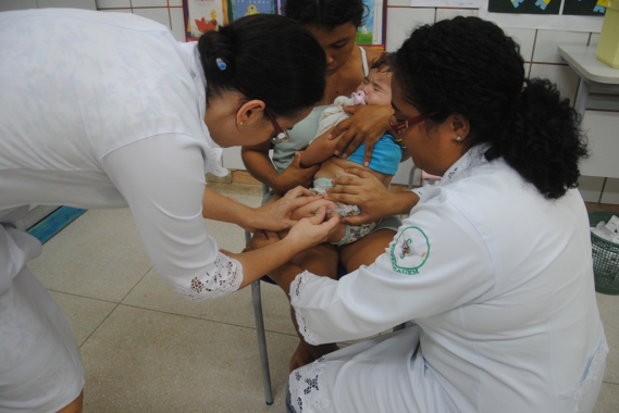 CMEIs realizam vacinação de crianças e educadores