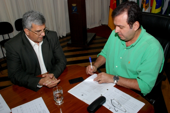 Lei que institui o Programa Social de Auxílio Moradia é sancionada pelo prefeito