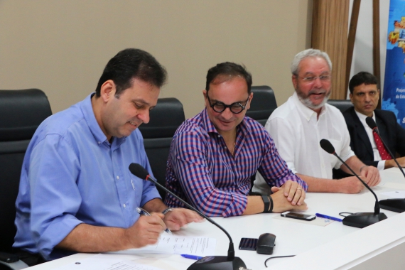 Carlos Eduardo garante apoio à micro e pequena empresa