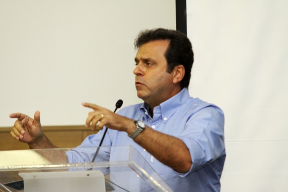 Carlos Eduardo anuncia novas obras para Natal 