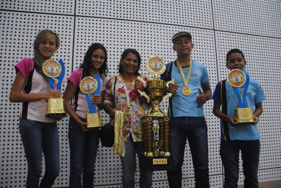 Alunos-atletas destaques e a escola campeã geral dos XXVIII Jogos Escolares recebem prêmiação