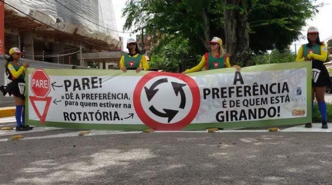 Campanha orienta motoristas sobre o uso correto da rotatória