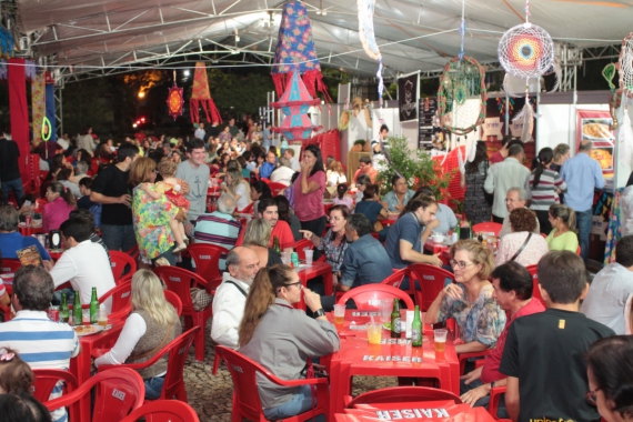 Público lotou a Praça Pedro Velho a primeira noite do Festival Gastronômico Junino 