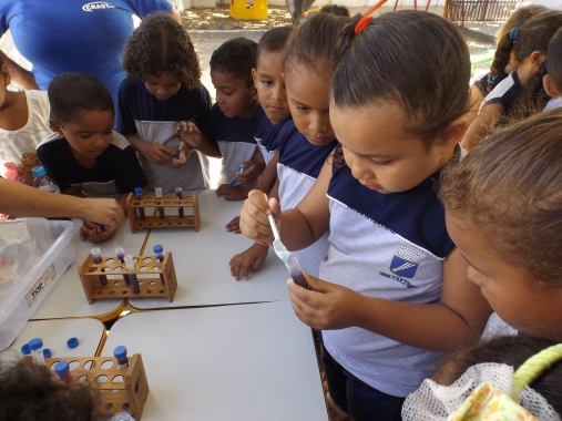  Alunos do CMEI Carmem Reis realizam experiências cientificas