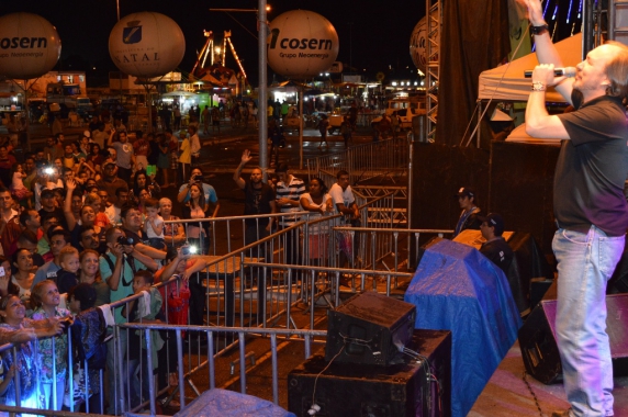 Público lota o pátio do ginásio Nélio Dias no primeiro dia do Natal em Natal na zona norte