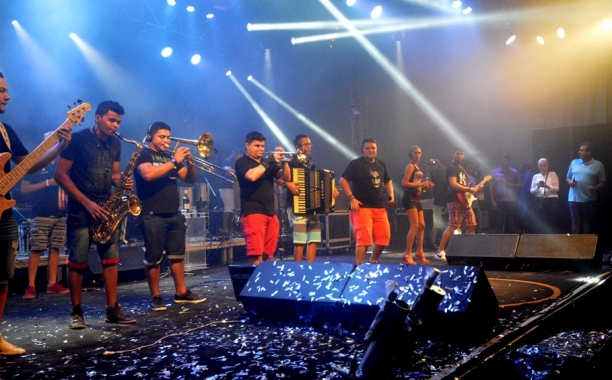 Foliões dançaram e cantaram ao som de Cavaleiros do Forró 