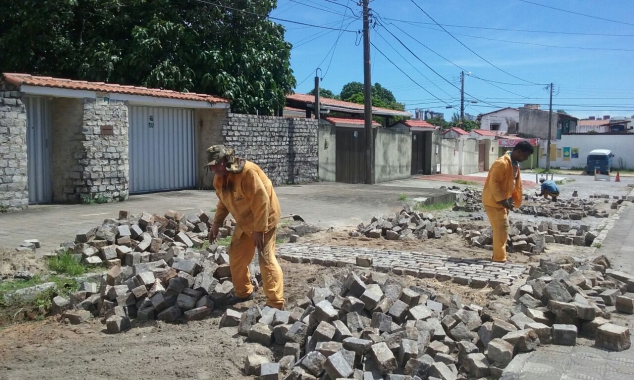 Ruas de Potilândia recebem novos paralelepípedos nesta quinta-feira 
