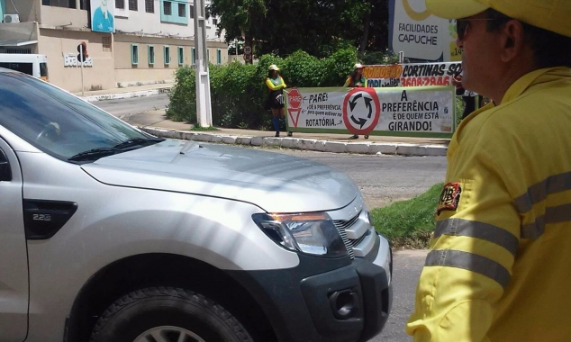 Campanha sobre o uso correto da rotatória é reforçada pela STTU