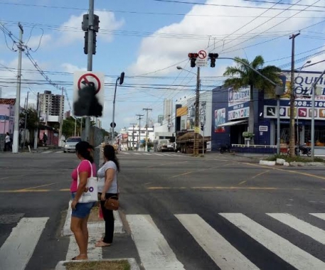 Placa de trânsito é vandalizada na Rua São José com Av. Bernardo Vieira durante a madrugada