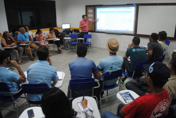 Professores do município participam de oficina ministrada pela Garagem Fab Lab