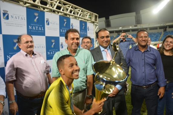 Prefeito entrega premiação de campeonatos de Sub 15 e Copa de Bairros na Arena das Dunas 