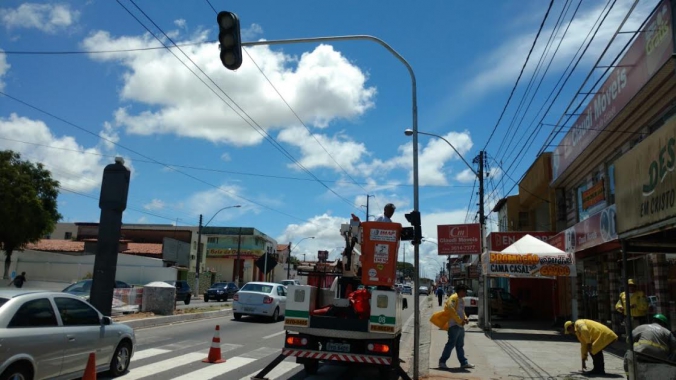 Avenida Bacharel Tomaz Landim ganha semáforo com botoeira