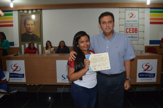 Concluintes do Projeto Educando e Qualificando recebem certificado