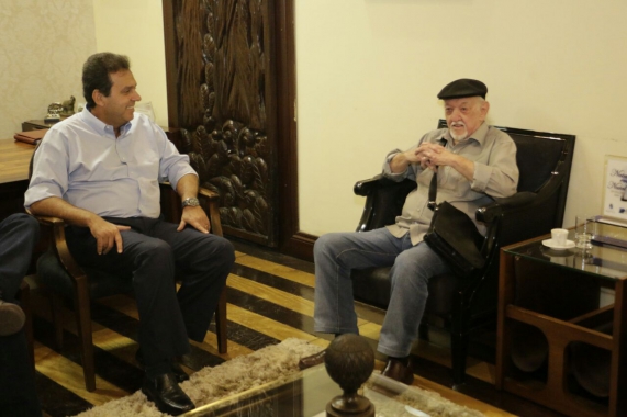 Cartunista Jaguar é recebido pelo prefeito Carlos Eduardo