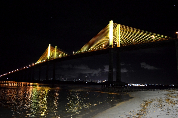 Monumentos recebem iluminação amarela para alertar sobre acidentes de trânsito 