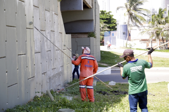 Nossa Cidade Mais Limpa atua no Viaduto da Praia do Forte