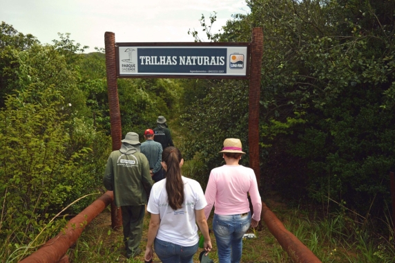 Funcionários do Parque da Cidade percorrem trilha do Horto para adquirir conhecimento da fauna e flora