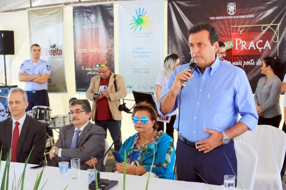 Prefeito Carlos Eduardo prestigia casamento comunitário promovido pelo Tribunal de Justiça  