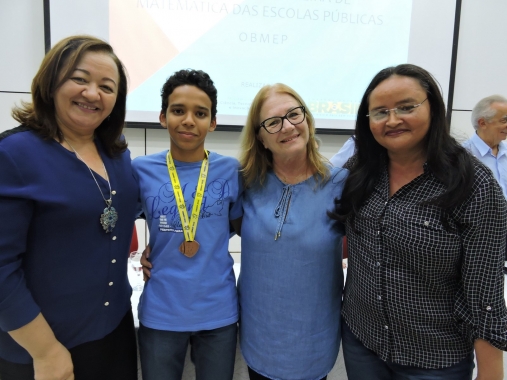Olimpíada de Matemática premia alunos medalhistas da Rede Municipal
