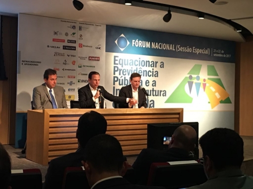 Carlos Eduardo participa de Fórum sobre ajuste fiscal nos municípios
