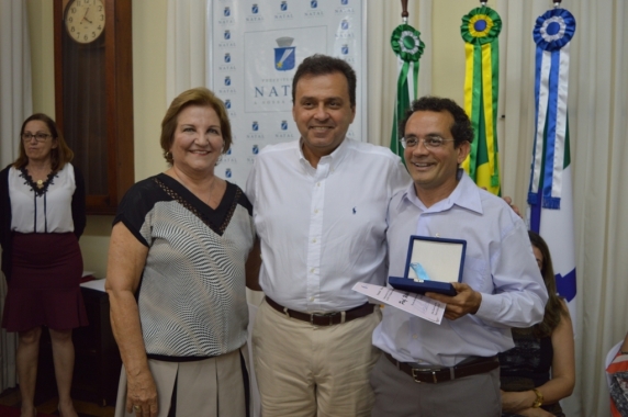 Prefeito dá posse a Conselho de Educação e homenageia professores 