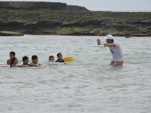 Projeto Praia-Escola de Educação EcoEsportiva ensina natação para alunos da rede municipal 