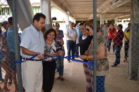 Prefeito inaugura quadra poliesportiva e visita obra de escola que terá tempo integral