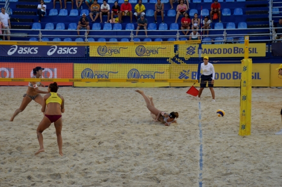 Alunos da escolinha do Palácio dos Esportes treinam na arena do CBVP Open 