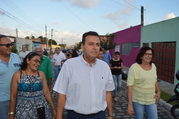 Prefeito visita obras de pavimentação do Vila Paraíso e Parque dos Coqueiros 